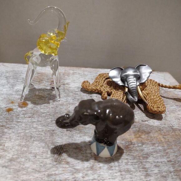 👍 Elephants Lot of 3 small figures. C6 - Picture 1 of 10